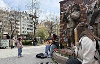 Minik ayakları ile uyduğu ritimler binlerce beğeni...