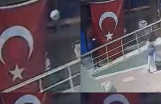 Minik öğrencilerin bayrak hassasiyeti: Topun çarptığı...