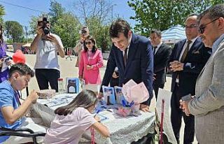 Minik yazarlar kitaplarını imzaladı