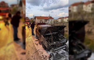 Motor kısmında çıkan yangın otomobili küle çevirdi