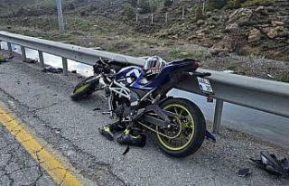 Motosiklet bariyere çarptı: 1 yaralı