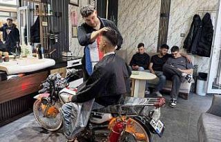 Motosikleti berber koltuğuna dönüştürdü, gençler...