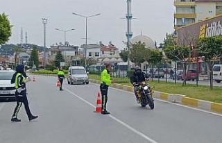 Motosikletini uygulama yapan polislerin üzerine sürüp...