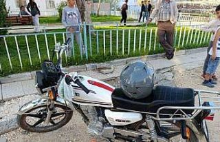 Motosikletle bisikletin çarpıştığı kazada 2...