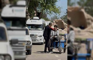 Motosikletlinin yolunu kesip tehditler savurdu