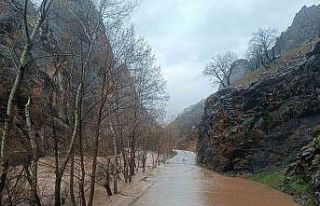 Munzur Nehri taştı, Tunceli-Ovacık yolunda ulaşım...