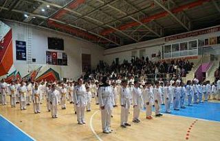 Muş’ta 300 karateciden öğretmenlerine anlamlı...