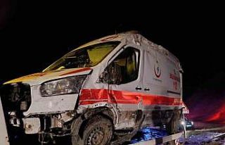 Muş’ta ambulansı devrildi: 5 yaralı