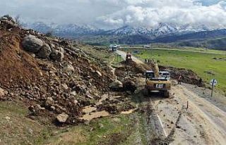 Muş’ta kara yolu çöktü