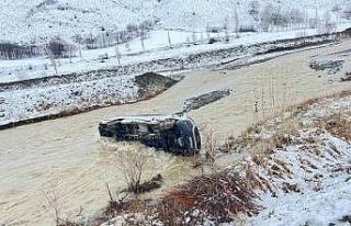 Muş’ta minibüs dereye uçtu: 8 yaralı