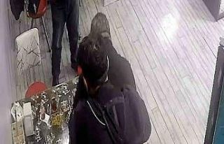 Nefes borusuna çilek takılan döner ustasını kurye...