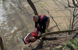 Nehre düşen kişiyi kurtarmak için zamanla yarış:...