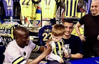 N’Golo Kante ve Levent Mercan imza gününde taraftarla...