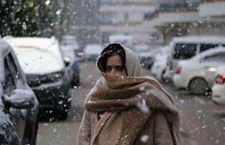 Nisan ayında lapa lapa kar yağışı: Kent merkezini...