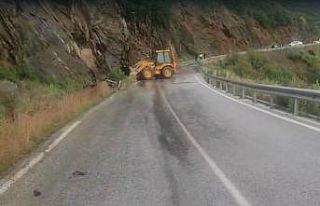 Ödemiş-Turgutlu yolunda toprak kayması: Ulaşım...