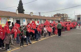 Öğrenciler okula bayrak ve çiçeklerle gitti