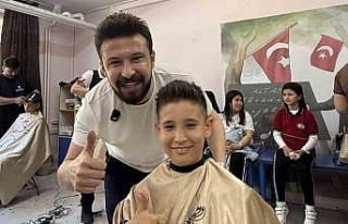 Öğrencilerin yüzü gülsün diye iş yerinin kapısına...