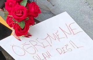 Öğretmen ve öğrenciler çiçeklerle karşılandı