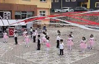 Öğretmenin üzerine tabela düştü