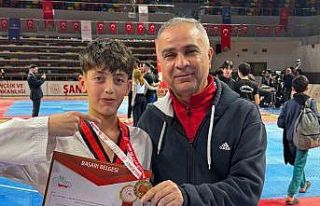 Okul sporları şampiyonasında Arabanlı sporcu Öztürk...