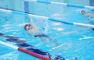 Osmangazi Yüzme Şenliği’nde kazananlar kupalarını...