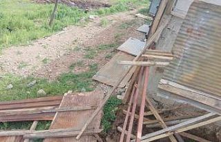 Osmaniye’de fırtına ahırın çatısını uçurdu