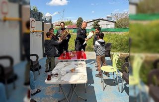 Osmaniye’de özel öğrencilerden polislere çiçekli...