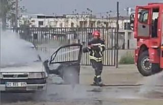Osmaniye’de park halindeki otomobil alev alev yandı