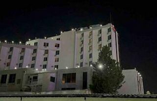 Otelin bahçesinde park halindeki karavan alev alev...