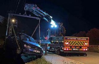 Otomobil 7 metre yükseklikten yuvarlandı, sürücü...