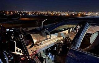 Otomobil bariyerlere ok gibi saplandı: 1 ağır yaralı