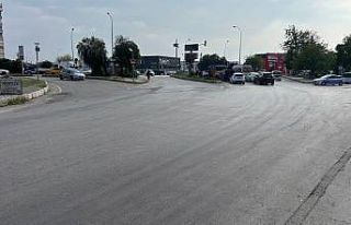 Otomobil çarptı, elektrikli bisiklet ikiye bölündü:...