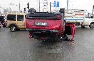Otomobil ile çarpışan araç ters döndü: 2 yaralı
