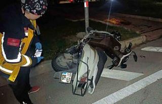 Otomobil ile çarpışan motosikletli acı içinde...