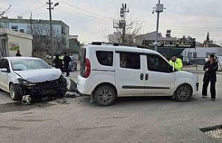 Otomobil ile hafif ticari araç çarpıştı: 1 yaralı
