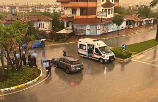 Otomobil ile motosikletin çarpışma anı kamerada:...