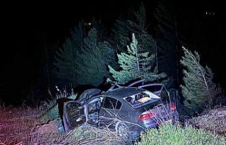 Otomobil kara yoluna çıkan ata çarptı: 3 yaralı