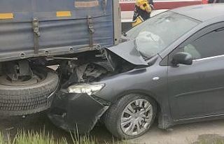 Otomobil park halindeki tıra çarptı: 5 yaralı