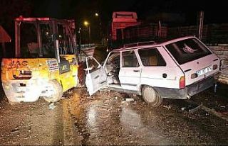 Otomobil, yük indiren forklifte çarptı: 4 yaralı