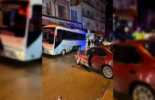 Otomobilin minibüse yandan çarptığı kazada 1...