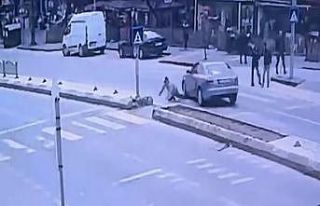 Otomobilin yayaya çarptığı kaza kamerada