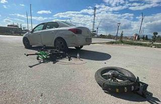 Otomobille çarpışan elektrikli bisiklet ikiye bölündü:...