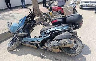 Otomobille çarpışan motosiklet sürücüsü ağır...