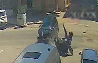 Otomobille çarpışan motosikletlinin savrularak...