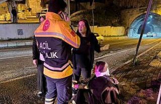 Otomobille çarpışan motosikletteki çift yaralandı