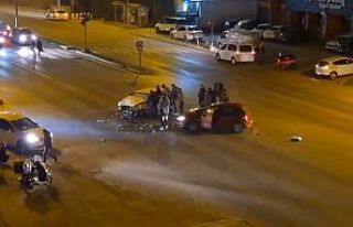 Otomobiller kafa kafaya çarpıştı; 2 yaralı