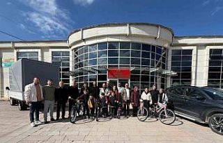 Ovacıklı öğrencilerin yüzü bisiklet desteğiyle...