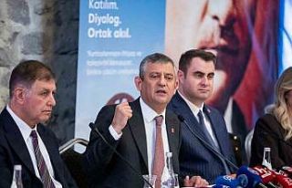 Özgür Özel’den Romanlara mecliste temsil ve bütçe...