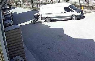 Panelvan araca çarpan motosiklet sürücüsü yaralandı