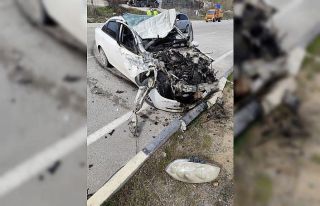 Park halindeki kamyonete çarpan otomobil hurdaya...